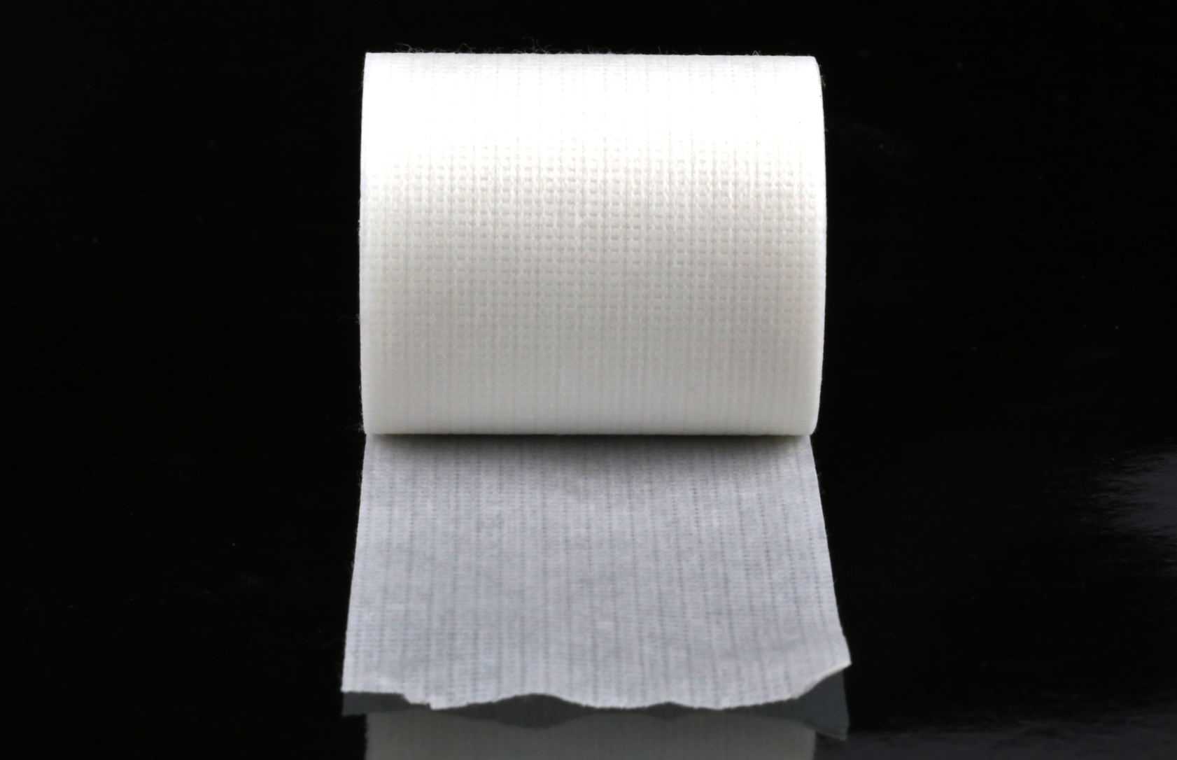 To create a better fit, use tape to fasten the top of your mask to your face.